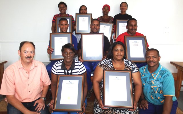 Voor vlnr is Hennie Ritter, Elizabeth Sauls, Lorna Damon en Neville Titus. Middel vlnr is Macro Sauls, Quinton Sauls en Melvin Tobias. Agter vlnr is Dina Constince, Le Andra Claassen, Nosintu Nacongolo en Joanie Fortuin.